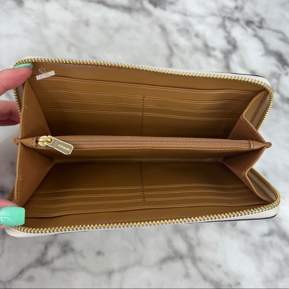Coach Accordion Zip Wallet With Linear Quilting In Chalk - Picture 4 of 6